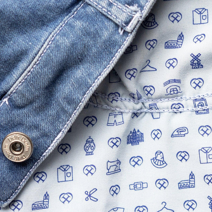 Detail van de jeans van Delft Denim – duurzaam denim met een unieke binnenvoering geïnspireerd op Nederlandse iconen. Stijlvol, comfortabel en tijdloos.