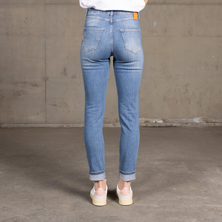 Achteraanzicht van een model in The Skinny jeans van Delft Denim – een nauwsluitende pasvorm met high-waist design, duurzame denim en subtiele vintage wassing.