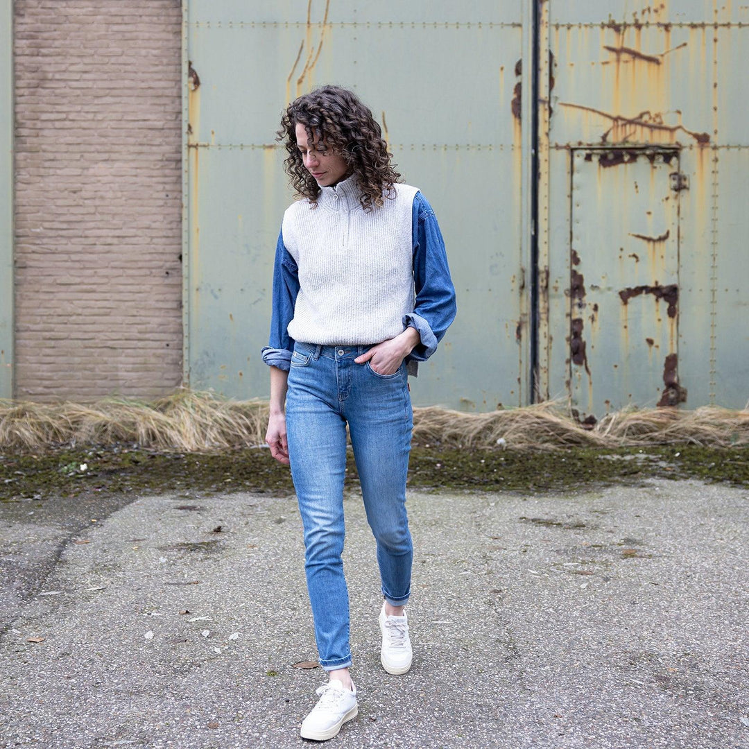 Model draagt The Skinny jeans van Delft Denim – een duurzame skinny-fit dames spijkerbroek. Gemaakt van biologisch en gerecycled katoen voor een flatterende pasvorm en comfort.