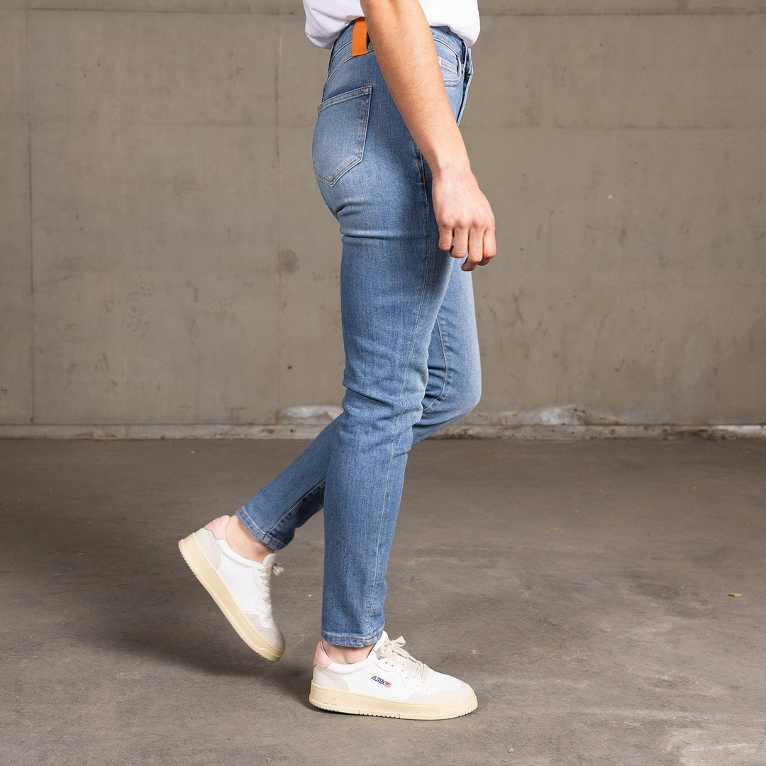 Zijaanzicht van een model in The Skinny jeans van Delft Denim – nauwsluitende pasvorm, hoge taille en duurzame denim. Gemaakt van biologisch en gerecycled katoen.