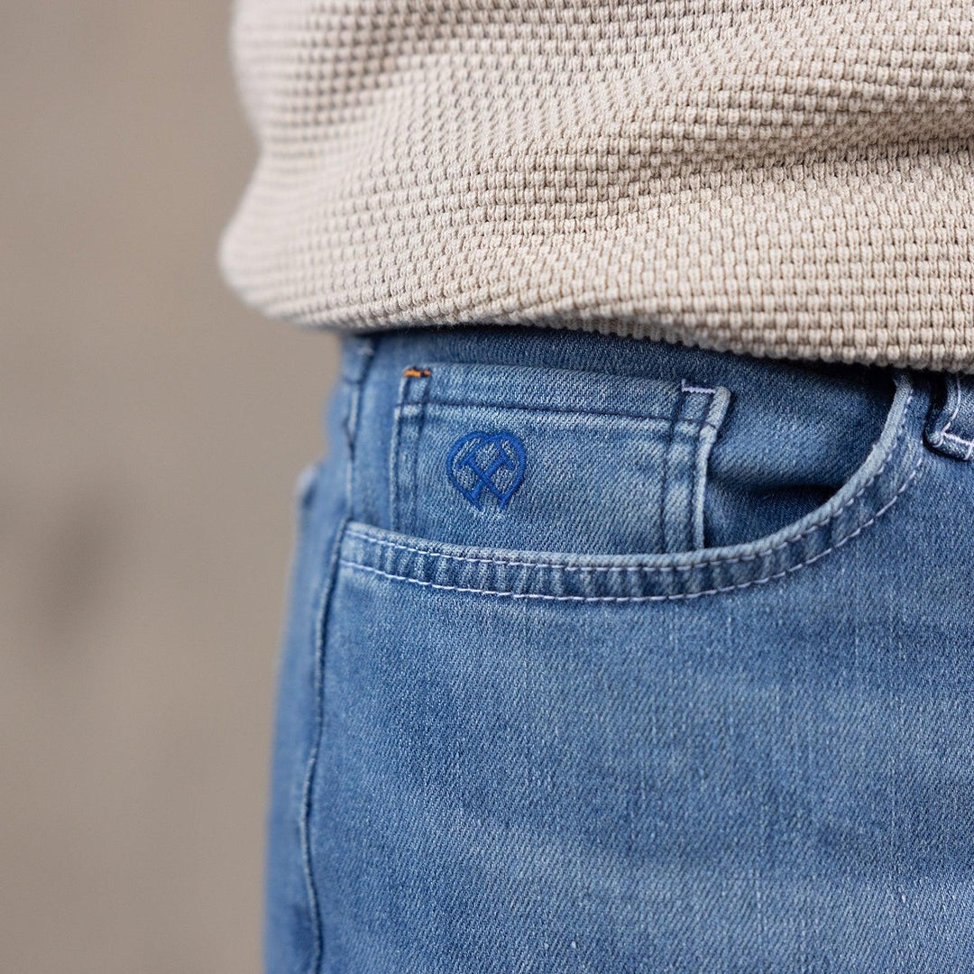 Detail van The Straight jeans van Delft Denim – close-up van de coin pocket met geborduurd logo. Duurzame heren spijkerbroek van biologisch en gerecycled katoen.