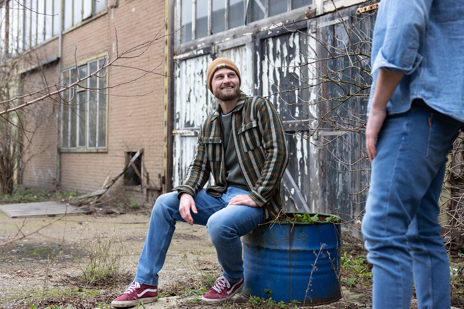 Man draagt The Straight jeans van Delft Denim – een duurzame heren spijkerbroek met tijdloze pasvorm. Gemaakt van biologisch en gerecycled katoen voor ultiem comfort.