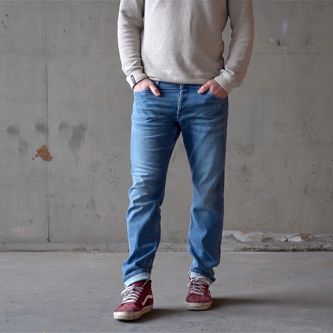 Video van The Straight jeans van Delft Denim – een tijdloze, duurzame heren spijkerbroek met rechte pasvorm, gemaakt van biologisch en gerecycled katoen.