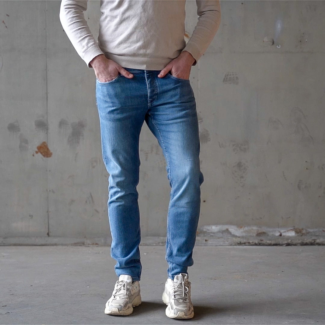 Video van The Slim jeans van Delft Denim – een tijdloze, duurzame heren spijkerbroek met rechte pasvorm, gemaakt van biologisch en gerecycled katoen.