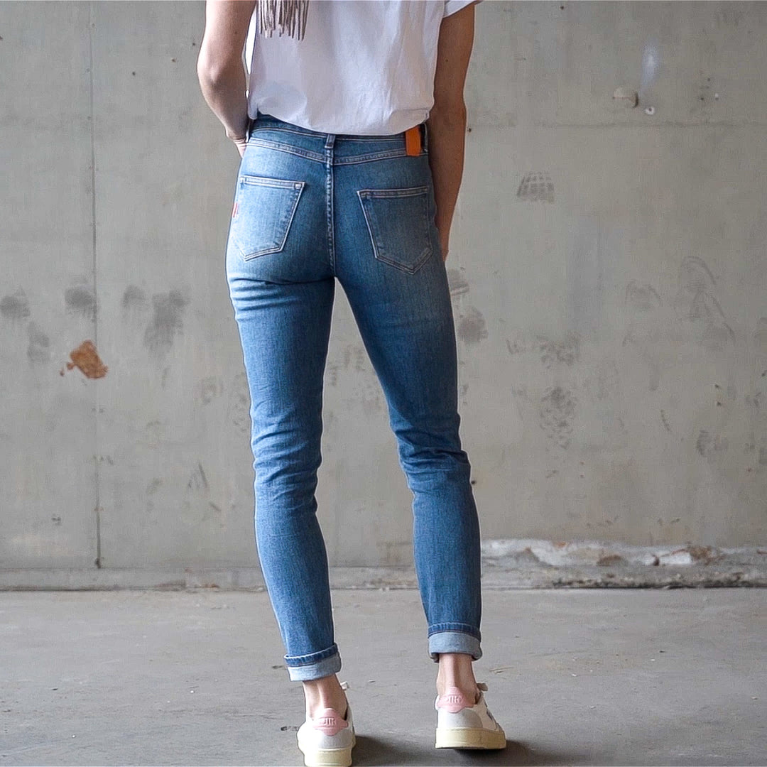 Video van The Skinny jeans van Delft Denim – een duurzame, skinny fit dames spijkerbroek van biologisch en gerecycled katoen. Perfecte pasvorm en ultiem draagcomfort.