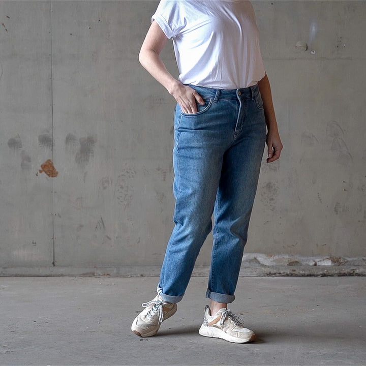 Video van The Mom jeans van Delft Denim – een duurzame, skinny fit dames spijkerbroek van biologisch en gerecycled katoen. Perfecte pasvorm en ultiem draagcomfort.