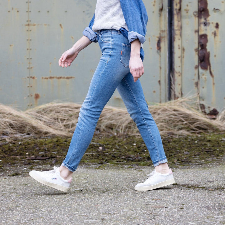 Model draagt The Skinny jeans van Delft Denim – een duurzame skinny fit dames spijkerbroek met stretch, gemaakt van biologisch en gerecycled katoen voor ultiem comfort.