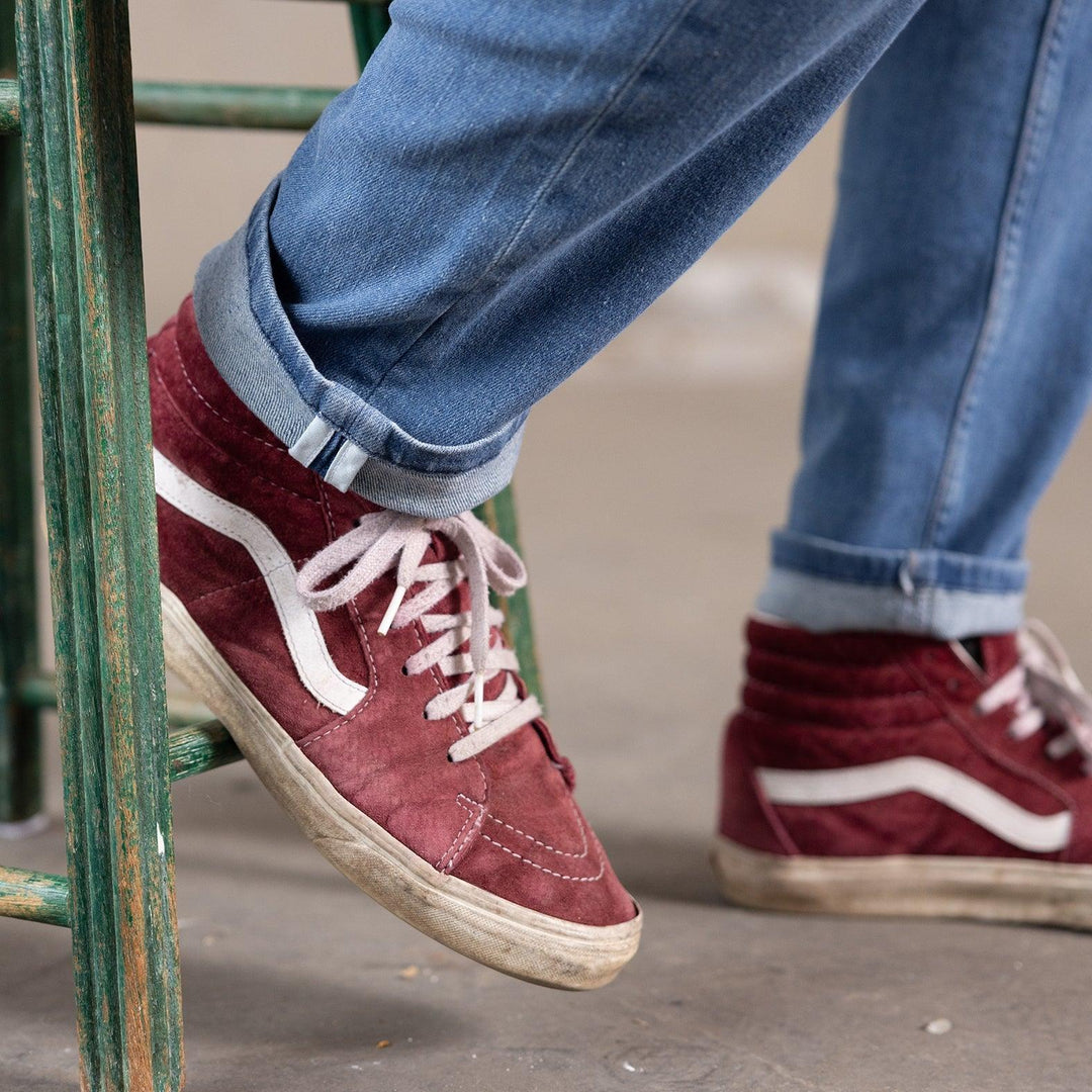 Detail van Delft Denim jeans – opgerolde zoom van The Straight jeans, met zichtbare denimstructuur. Duurzaam en stijlvol, gemaakt van biologisch katoen.
