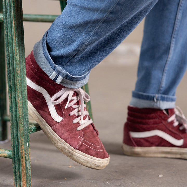 Detail van Delft Denim jeans – opgerolde zoom van The Straight jeans, met zichtbare denimstructuur. Duurzaam en stijlvol, gemaakt van biologisch katoen.