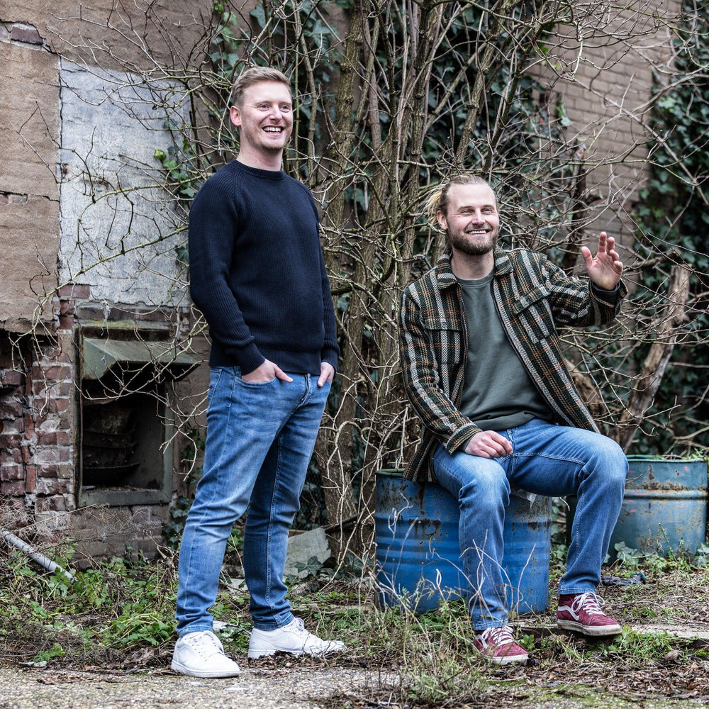 Twee mannen dragen Delft Denim jeans – The Slim en The Straight. Duurzame heren spijkerbroeken van biologisch en gerecycled katoen met een tijdloze pasvorm.