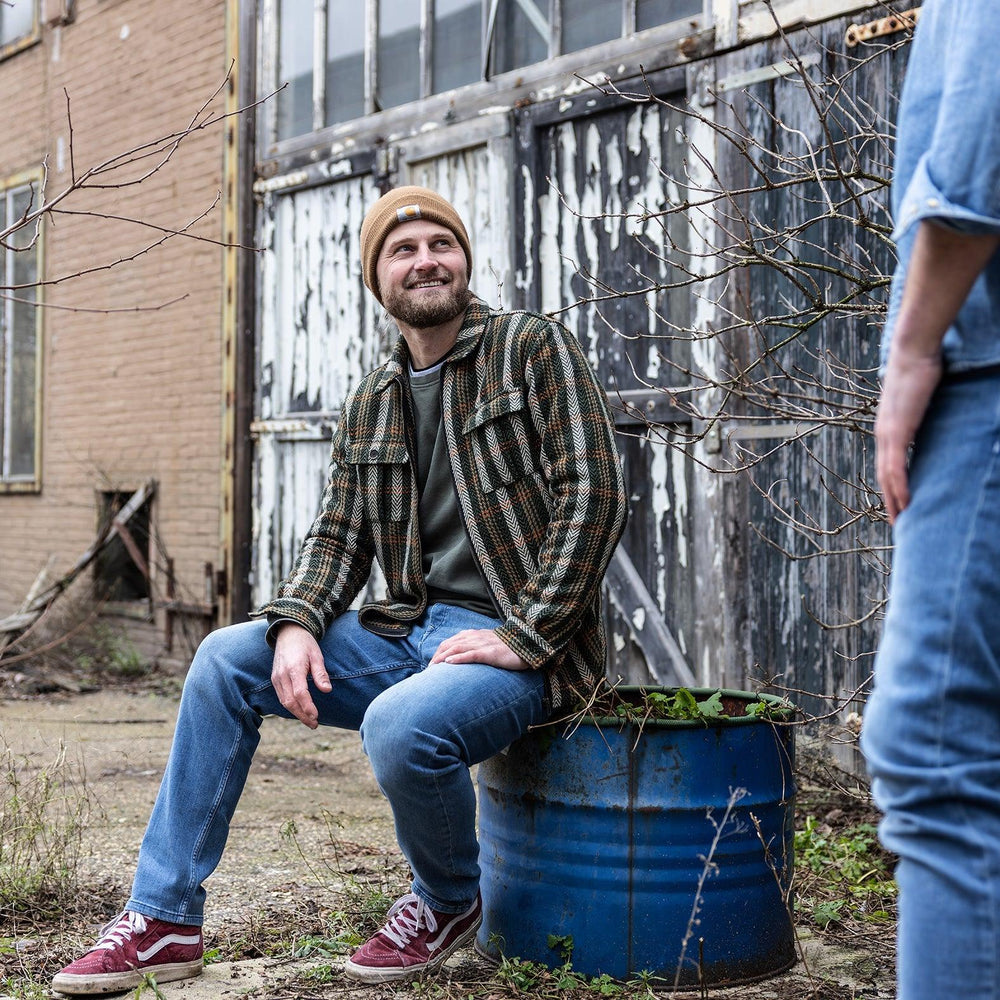 Man draagt The Straight jeans van Delft Denim – een duurzame heren spijkerbroek met tijdloze pasvorm. Gemaakt van biologisch en gerecycled katoen voor ultiem comfort.